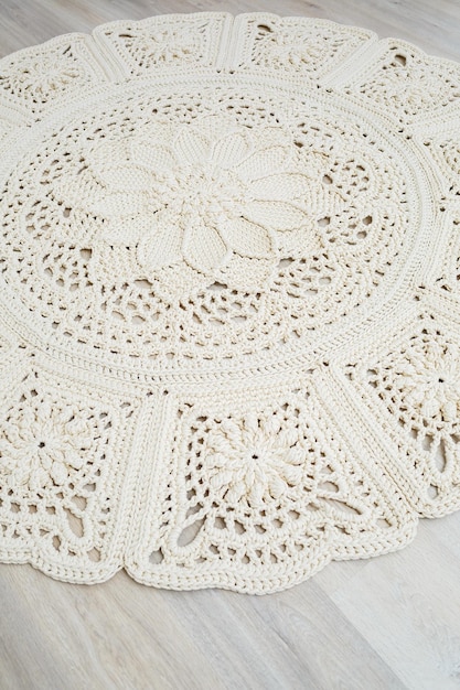 haftowana serweta na drewnie